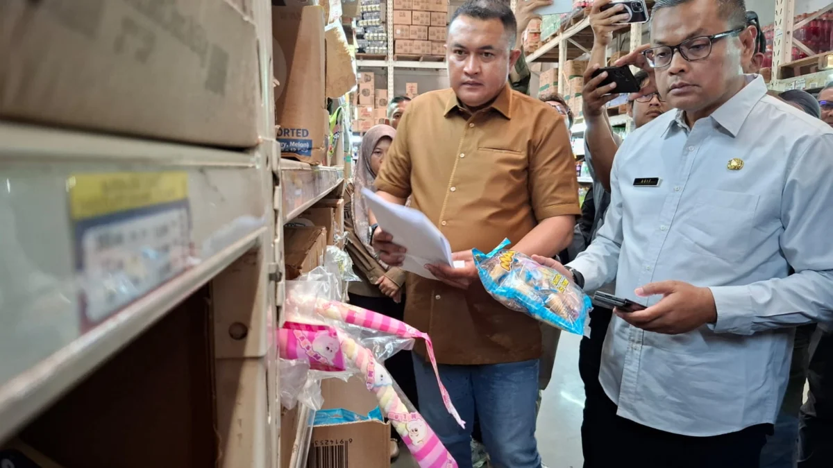 Bupati Bogor Sidak Supermarket, Pastikan Produk Mengandung Babi Ditarik dari Peredaran! Rudy Susmanto Sidak ke Supermarket, Pastikan Tidak Ada Produk Mengandung Babi / Sandika Fadilah