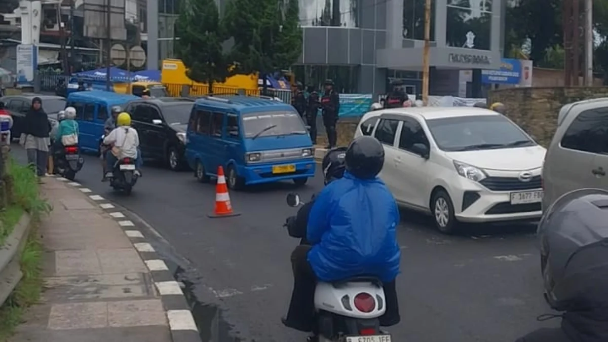 Angkot masih beroperasi di Kawasan Simpang Gadog, Bogor, pada Rabu (2/4/2025). Foto: Regi