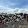Tumpukan sampah di UPTD Kebersihan di Jalan Raya Gedong Lima Padalarang, Bandung Barat. Dok Jabar Ekspres
