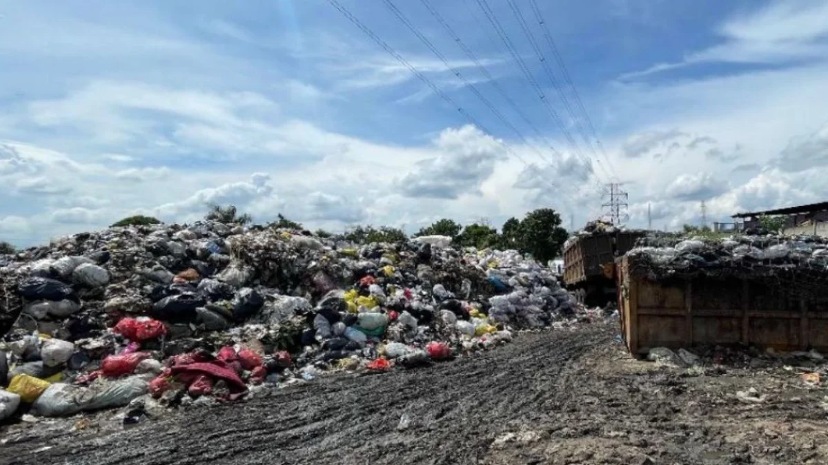 Tumpukan sampah di UPTD Kebersihan di Jalan Raya Gedong Lima Padalarang, Bandung Barat. Dok Jabar Ekspres