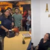 Puluhan orang yang mendatangai kantor aplikasi AKQA cabang Ambon.