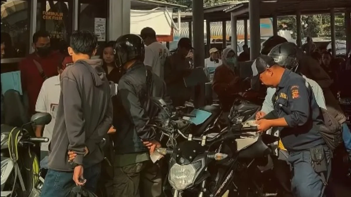 Proses cek fisik pemutihan pajak di Samsat Soekarno Hatta. (instagram @samsat_soekarnohatta)