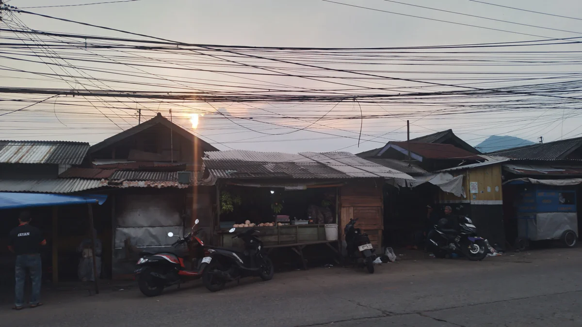Kumuhnya Pasar Parakanmuncang di wilayah Desa Sindangpakuon, Kexamatan Cimanggung, Kabupaten Sumedang. (Yanuar Baswata/Jabar Ekspres)