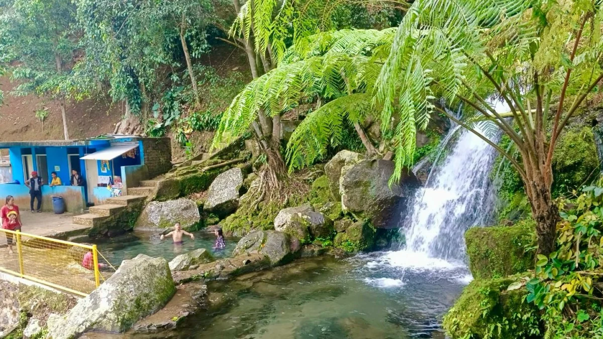 Warga habiskan waktu liburan di Wisata Alam Sindang Geulis Kahuripan di Kecamatan Cikalongwetan, Kabupaten Bandung Barat. Rabu (2/5). Dok Jabar Ekspres/Suwitno
