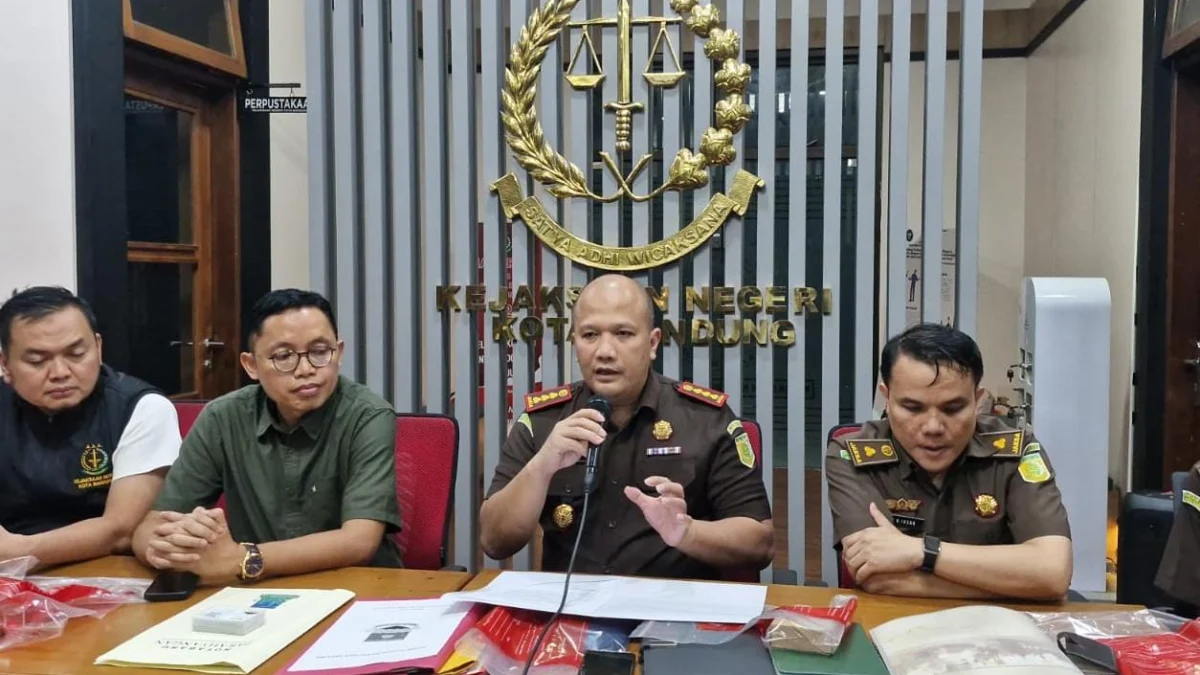 Dok. Konferensi pers Kejari Kota Bandung usai melakukan penggeledahan di Kantor PT ENM dan kediaman mantan Dirut PT MUJ pada beberapa waktu lalu. Foto. Istimewa.