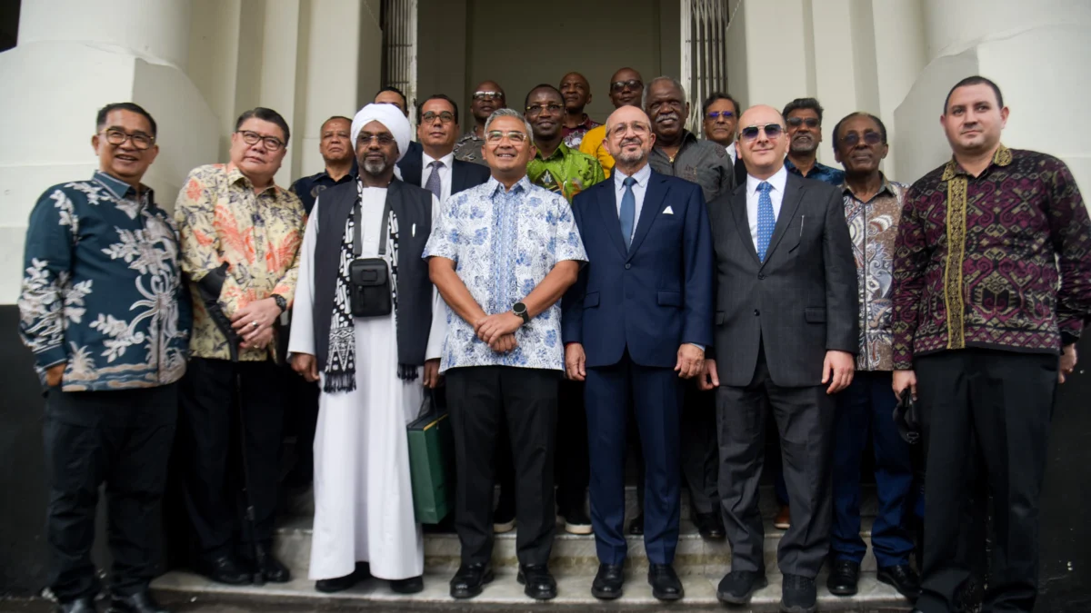 Wali Kota Bandung, Muhammad Farhan bersama para duta besar asia afrika melakukan Historical Walk di Jalan Asia Afrika, Kota Bandung, Rabu (23/4). Foto: Dimas Rachmatsyah / Jabar Ekspres