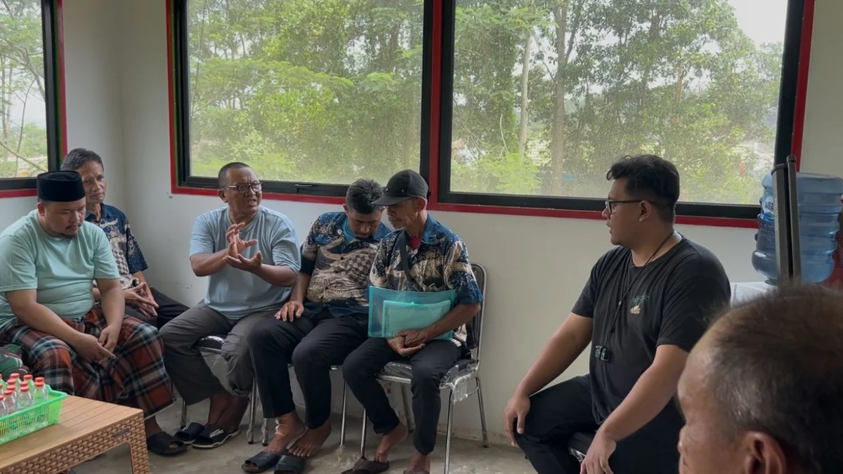 Ahmad Farid (tiga dari kiri) saat melayangkan komplain kepada perwakilan TPS Kamisama, Delta Naufal (kanan), Rabu (9/4/2025). Menurut Farid, pengelola TPS Kamisana ingkar komitmen. (Cecep Herdi/Jabar Ekspres)