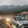Kepadatan arus balik dari arah Kota Tasikmalaya dan sekitarnya menuju Kota Bandung, di Jalur Lingkar Gentong, pada Jumat (4/4) sore. (Nizar/Jabar Ekspres)