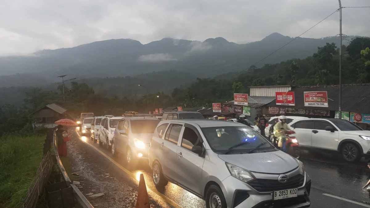Kepadatan arus balik dari arah Kota Tasikmalaya dan sekitarnya menuju Kota Bandung, di Jalur Lingkar Gentong, pada Jumat (4/4) sore. (Nizar/Jabar Ekspres)