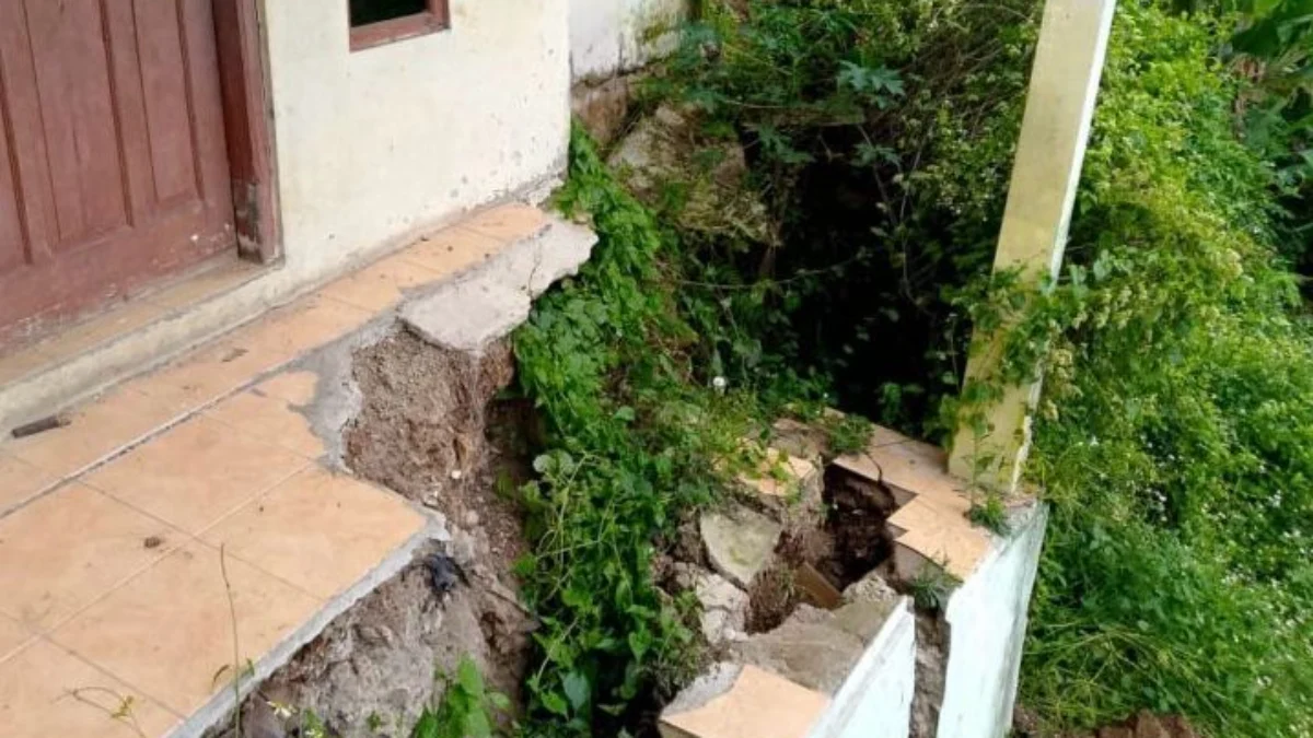 Warga Terdampak Pergeseran Tanah di Ngamprah Menanti Bantuan Pemerintah