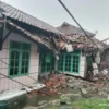 Hujan Deras Disertai Angin di KBB Picu Bencana di Berbagai Titik Dua atap rumah di Kampung Gantungan, Desa Jayamekar, Kecamatan Padalarang, Bandung Barat ambruk seusai diterjang hujan deras disertai angin kencang. Jumat (18/4). Dok BPBD KBB