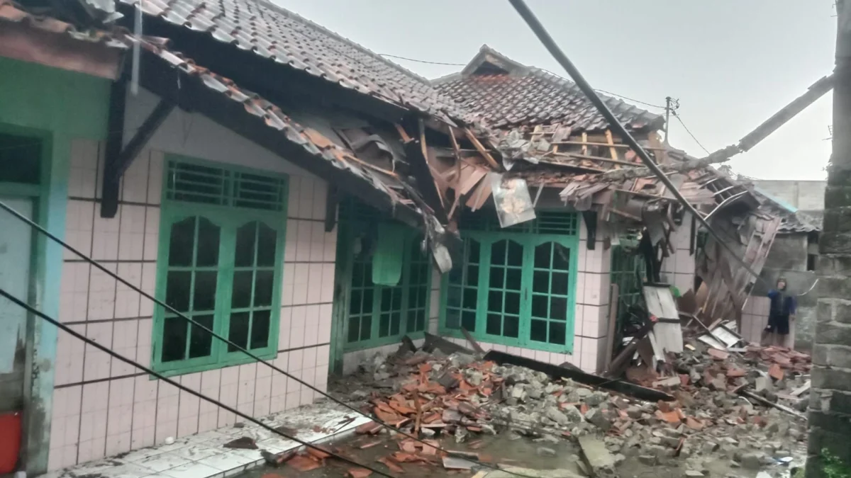 Dua atap rumah di Kampung Gantungan, Desa Jayamekar, Kecamatan Padalarang, Bandung Barat ambruk seusai diterjang hujan deras disertai angin kencang. Jumat (18/4). Dok BPBD KBB