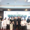 Foto bersama Manajemen dan Jajaran Direksi bersama anak-anak yatim dari Yayasan Al-Mustaqim pada acara Halal Bihalal 1446 H