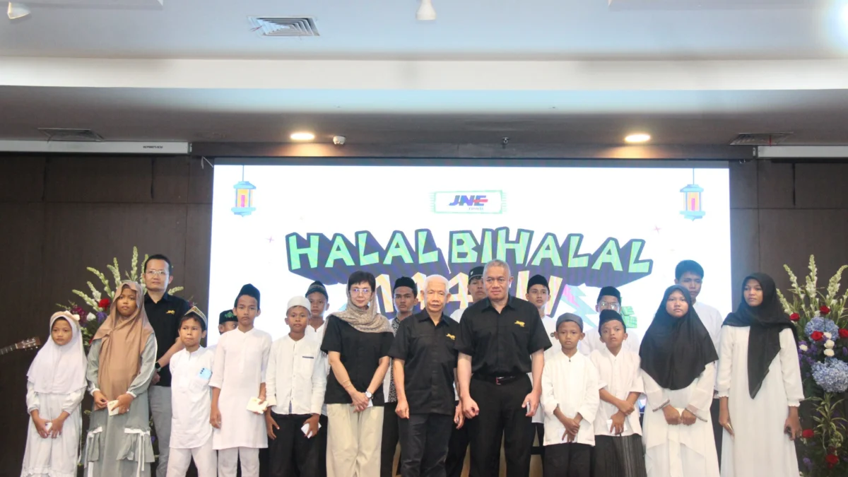 JNE Gelar Halal Bihalal 1446 H Bersama Untuk Maju dan Bahagia Foto bersama Manajemen dan Jajaran Direksi bersama anak-anak yatim dari Yayasan Al-Mustaqim pada acara Halal Bihalal 1446 H