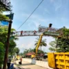 Gapura selamat datang Kota Banjar di wilayah Batulawang tengah dalam penanganan lantaran material besinya sudah lapuk termakan usia. (Cecep Herdi/Jabar Ekspres)