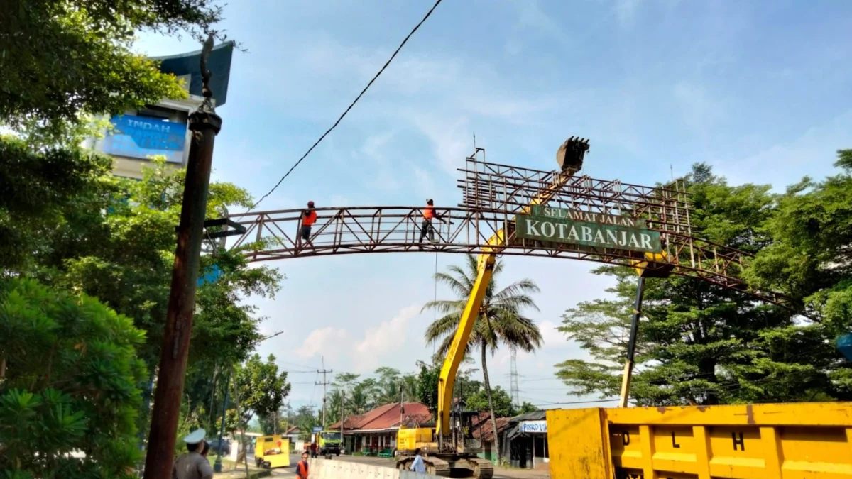 Gapura selamat datang Kota Banjar di wilayah Batulawang tengah dalam penanganan lantaran material besinya sudah lapuk termakan usia. (Cecep Herdi/Jabar Ekspres)