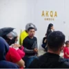 Member Aplikasi AKQA yang panik mendatangi leadernya.