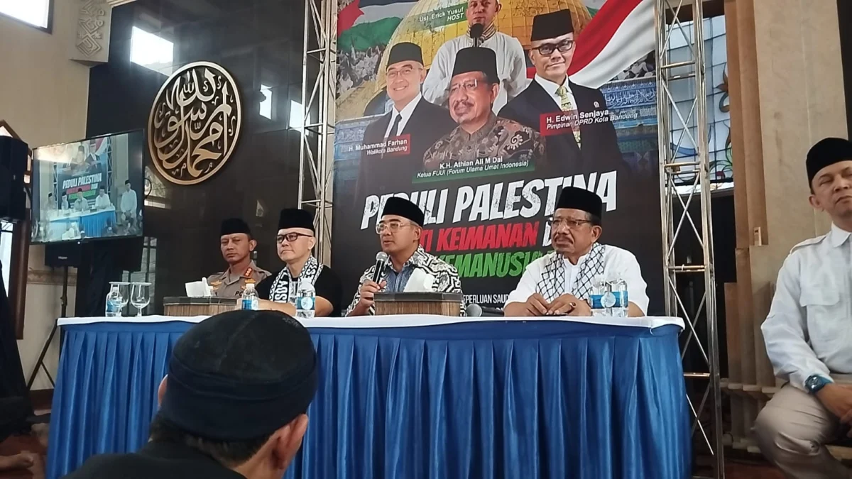 Aksi boikot produk berafiliasi israel bergema pada aksi Peduli Palestina FUUI dan turut dihadiri Walikota Bandung M Farhan, Pimpinan