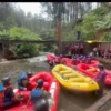 MENAKJUBKAN: Wisatawan saat menikmati libur Lebaran tahun 2025 di Arung Jeram Sungai Palayangan Cileunca, Pangalengan.
