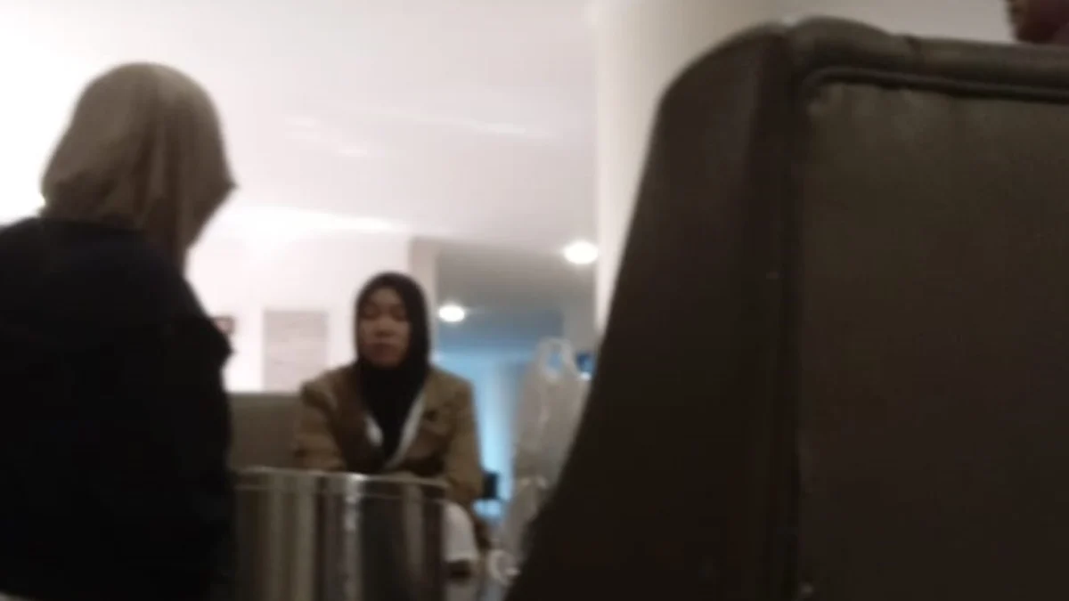 Puluhan jemaah umrah asal Bandung yang diberangkatkan melalui biro perjalanan Dago Wisata kini terkatung-katung tanpa kepastian jadwal kepulangan ke Indonesia.