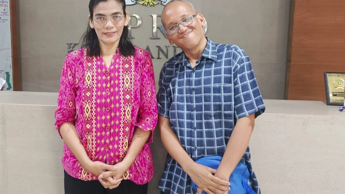 SAMPAIKAN ASPIRASI: Guru honorer bersertifikat nasional Imeilda Friska Simbolon, didampingi sang suami, usai audensi dengan Komisi IV DPRD Kota Bandung dan Disdik Kota Bandung, Jumat, 25 April 2025.