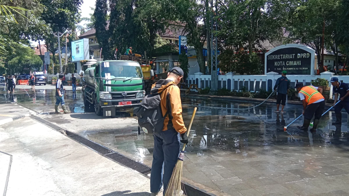 Para Petugas saat Membersihkan Kawasan Alun-Alun Kota Cimahi (Mong)