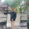 Wali Kota Cimahi, Ngatiyana saat Melihat Pagar Gedung DPRD yang Rusak dan Penuh Vandalisme. (Mong / Jabar Ekspres)