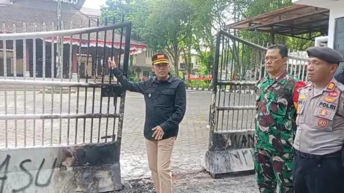 Wali Kota Cimahi, Ngatiyana saat Melihat Pagar Gedung DPRD yang Rusak dan Penuh Vandalisme. (Mong / Jabar Ekspres)