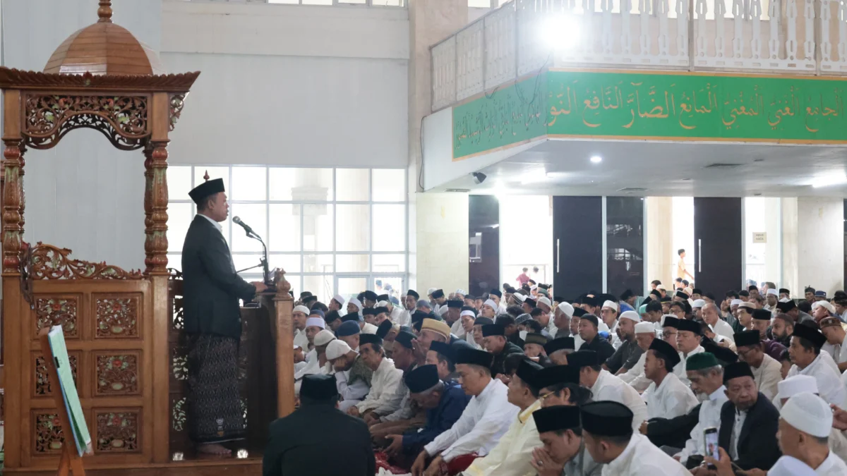 Menteri Nusron saat menjadi Khatib sholat Iedul Fitri 1446 H