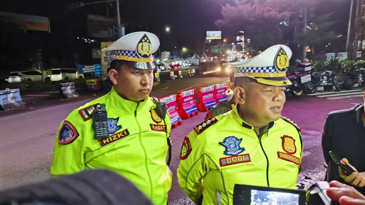 Dirlantas Polda Jabar Kombes Dodi Darjanto saat memberikan keterangan kepada wartawan di Simpang Gadog, pada Rabu (2/4/2025). Foto: Regi / Jabar Ekspres