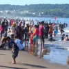 Ribuan wisatawan tumpah di bibir pantai Pangandaran, Kamis 3 April 2025. Pantai Pangandaran masih menjadi favorit wisatawan untuk mengisi libur lebaran. (Cecep Herdi/Jabar Ekspres)