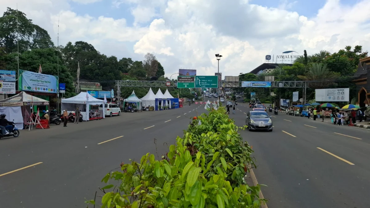 Macet hingga Pasar Cipanas Cianjur, Satlantas Polres Bogor Terapkan One Way Arah Jakarta Satlantas Polres Bogor terapkan one way arah Jakarta. Foto : Sandika /Jabarekspres.com
