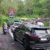 Arus lalu lintas Ciwidey arah Kawah Putih macet total. (Foto/ tangkap layar di Instagram @infojawabarat)
