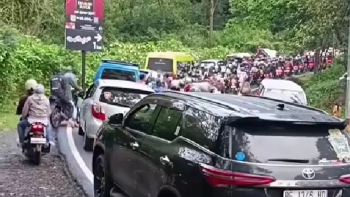 Arus lalu lintas Ciwidey arah Kawah Putih macet total. (Foto/ tangkap layar di Instagram @infojawabarat)