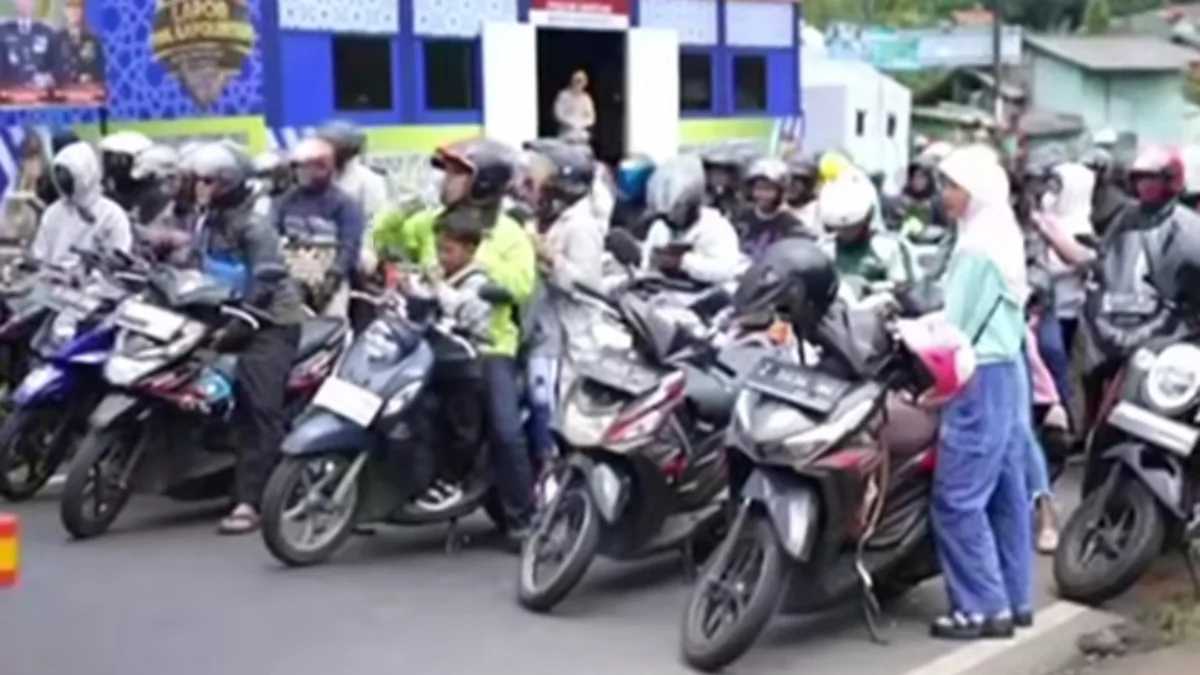 Polisi lakukan one way di jalur Nagreg. (Foto/tangkap layar Instagram @nagregpride)