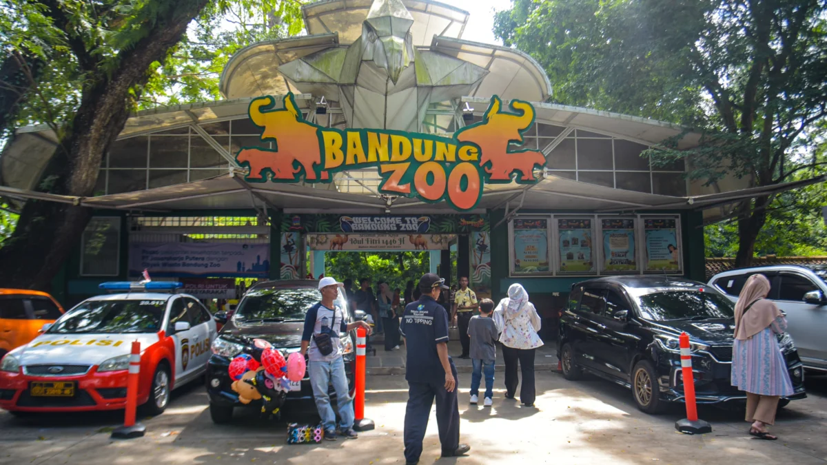 Pintu masuk tempat wisata Bandung Zoo. Foto: Dimas Rachmatsyah / Jabar Ekspres