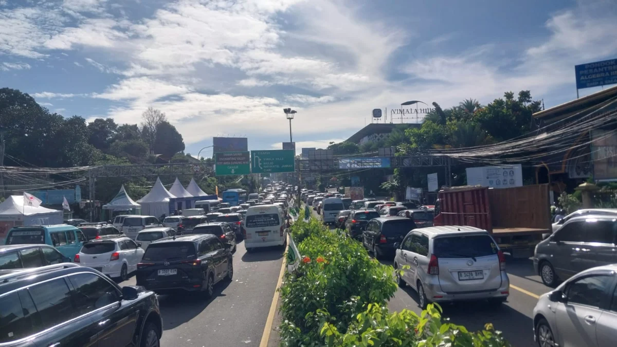 Situasi Simpang Gadog dengan rekayasa arus lalu lintas one way atau satu arah menuju Puncak dari Jakarta, pada Sabtu (5/4/2025). Foto: Regi