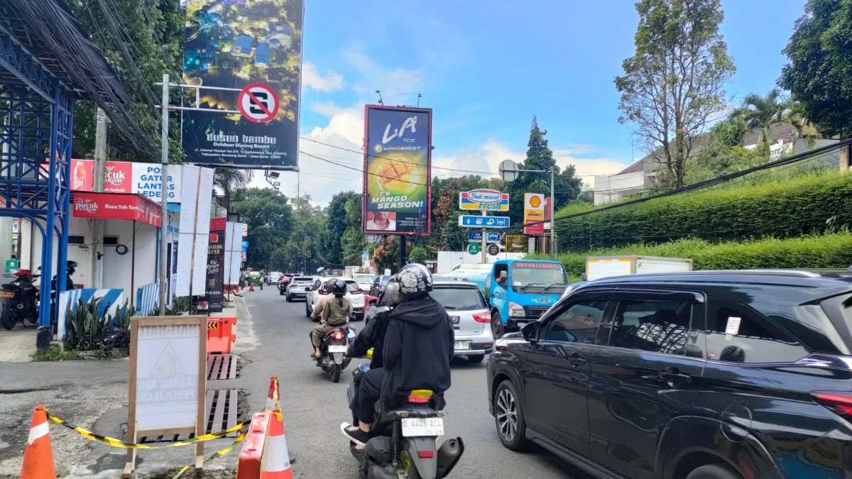 Dok. Situasi arus lalu lintas di depan Terminal Ledeng, Kota Bandung di Weekend Terkahir Libur Lebaran 2025. Sabtu (5/4). Foto. Sandi Nugraha.