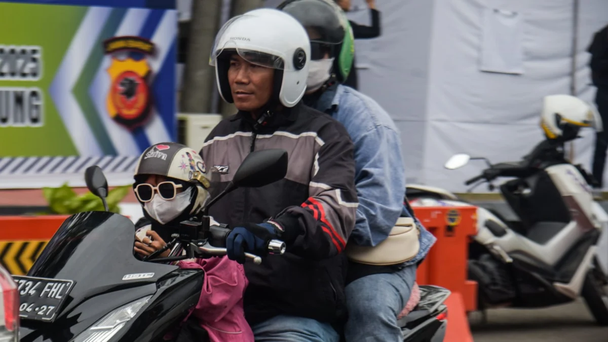 Pemudik menggunakan sepeda motor melintasi jalur Nagreg, Kabupaten Bandung, Sabtu (5/4). Foto: Dimas Rachmatsyah / Jabar Ekspres