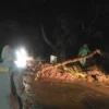 Tebing setinggi 15 meter di Blok Karoya, Desa Sandingtaman, Kecamatan Panjalu, Kabupaten Ciamis, longsor dan menutupi Jalan Panjalu-Kawali, Sabtu (5/4/2025) malam. (Istimewa)