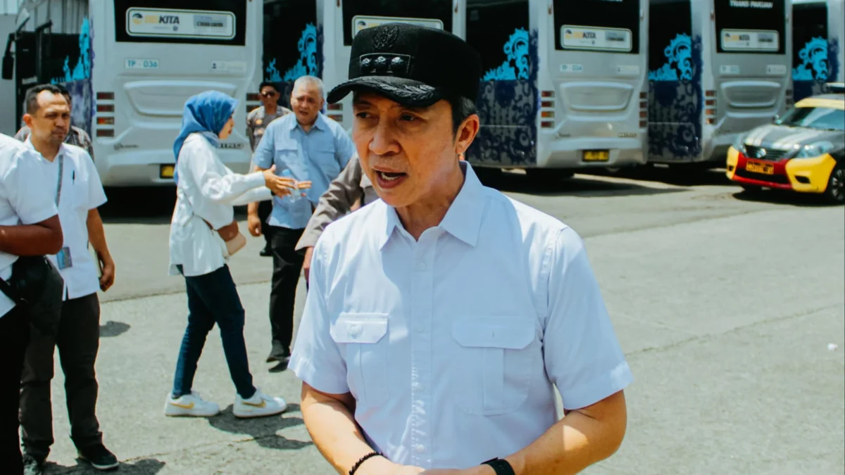 Wali Kota Bogor, Dedie A. Rachim saat meninjau kesiapan armada Biskita Transpakuan di Pool Terminal Bubulak, Kota Bogor. (Yudha Prananda / Jabar Ekspres)