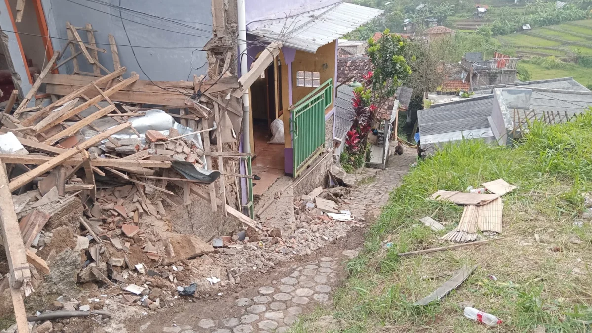 Sejumlah rumah warga yang alami kerusakan usai terjadi pergerakan tanah di kawasan Cimahi Utara. (Dok: BPBD Kota Cimahi)