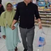 Kadis Kominfo Banjar Dede Tito Ismanto (kanan) mengajak Mak Engkoy yang menjadi ibu asuhnya berbelanja ke toko modern, Jumat (11/4/2025).