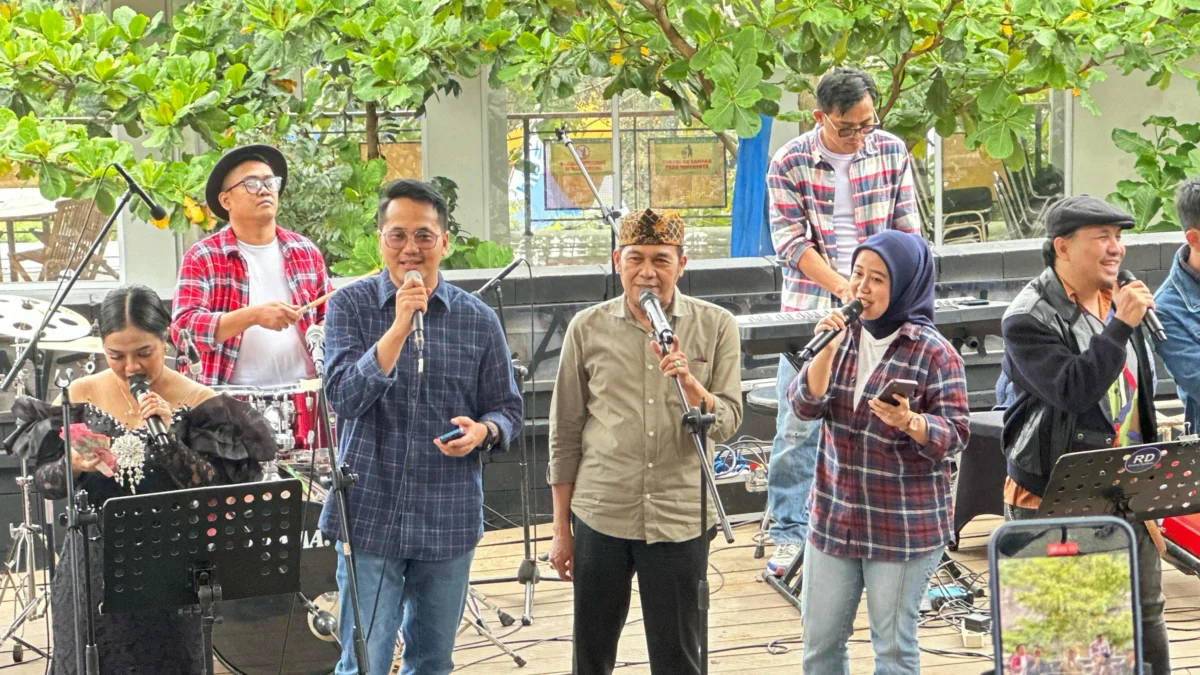 Wali Kota Cimahi, Ngatiyana dan Wakil Wali Kota Cimahi, Adhitia Yudhistira saat Menyumbangkan Suaranya dalam Festival Hari Musik Nasional di Ecowisata Cimenteng (Mong)