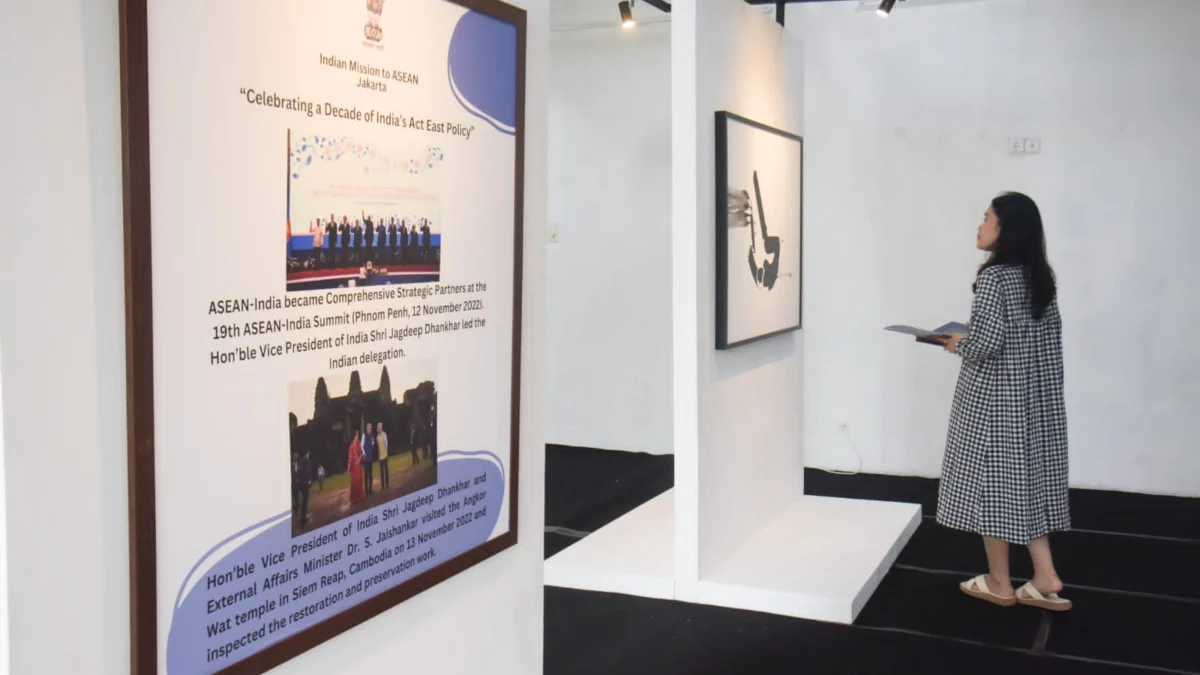 Seorang pengunjung melihat karya seni yang dipajang pada pameran bertajuk Asean-India Artist Camp Exhibition di Bandung Creative Hub, Kota Bandung, Sabtu (12/4). Foto: Dimas Rachmatsyah / Jabar Ekspres