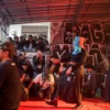 Vokalis Sukatani memainkan lagu saat tampil pada acara Festival Bandung Menggugat di Dago Elos, Kota Bandung, Sabtu (12/4). Foto: Dimas Rachmatsyah / Jabar Ekspes