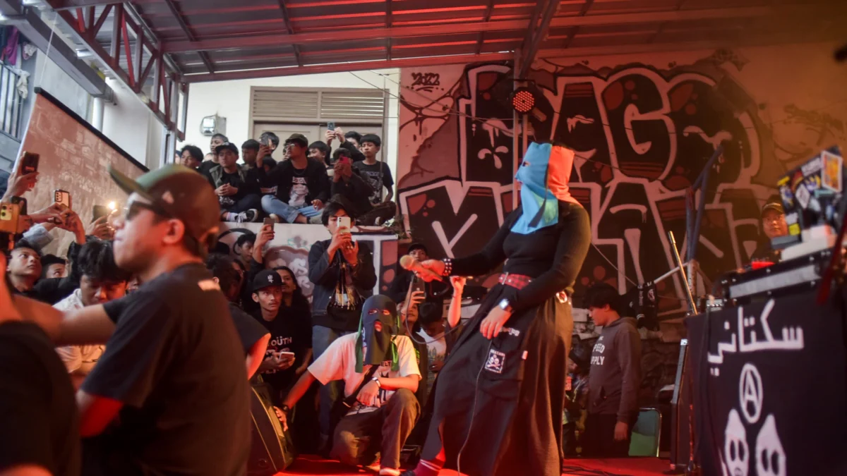 Vokalis Sukatani memainkan lagu saat tampil pada acara Festival Bandung Menggugat di Dago Elos, Kota Bandung, Sabtu (12/4). Foto: Dimas Rachmatsyah / Jabar Ekspes