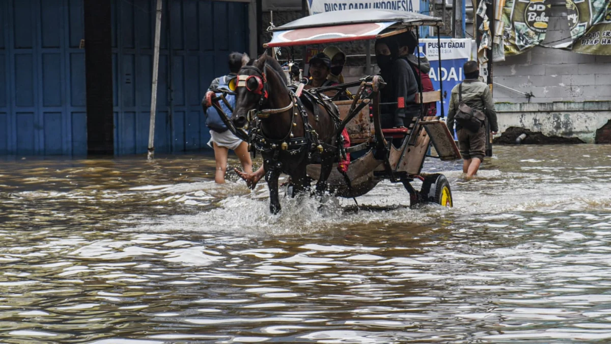 Ilustrasi banjir menggenangi jalan di Kota Bandung. Foto: Dimas Rachmatsyah / Jabar Ekspres