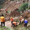 Tim SAR Gabungan saat melaksanakan operasi pencarian terhadap seorang korban yang tertimbun longsor di wilayah Kampung Babakan Randu, Desa Dayeuhkolot, Kecamatan Sagalaherang, Kabupaten Subang. (Foto: Kantor SAR Bandung for Jabar Ekspres)