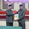 Ketua DPRD Banjar H Dadang Ramdhan Kalyubi (kiri) bersama Wali Kota Banjar H Sudarsono (kanan) berfoto bersama usai rapat pembahasan LKPJ Wali Kota dan Dua Raperda Strategis Kamis (10/4/2025) pekan lalu. (Istimewa)